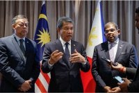 Mohamad (tengah) ketika ditemui media selepas Mesyuarat Suruhanjaya Bersama (JCM) Malaysia-Filipina kesembilan di Jabatan Hal Ehwal Luar Filipina pada Selasa. Foto Bernama