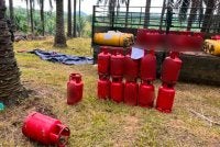Antara tong gas LPG yang disita oleh KPDN Kedah dalam serbuan di Baling pada Isnin. FOTO: KPDN