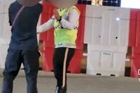 Seorang lelaki melakukan provokasi dengan menghalang tugas polis trafik di Bangunan Sultan Iskandar