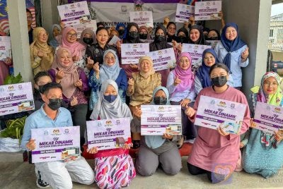Nancy (tengah) bersama dengan penerima pada majlis penyerahan Kit Mekar Dinamik@Wanita Bangkit Bersasar YKN di Kota Kinabalu, Sabah.