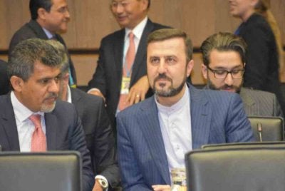 Kazem Gharibabadi (tengah) menuduh Trump 'melayan angan-angan'. Foto The Telegraph