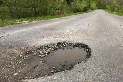 Masalah jalan berlubang juga menjadi salah satu punca berlakunya kemalangan. Foto hiasan 
