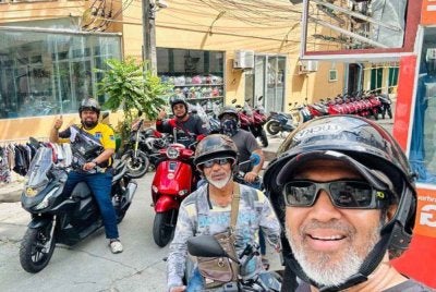 Mohamad Adri (kiri) bersama rakan-rakan bermotosikal ke Phuket, Thailand baru-baru ini.