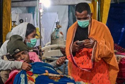 Mangsa gempa bumi menerima rawatan di khemah perubatan sementara di hadapan Hospital Ruteng, Manggarai. Foto AFP