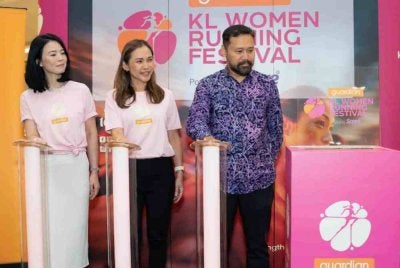 Patricia (tengah) dan Priscilla (kiri) melakukan simbolik pelancaran Festival Larian Wanita Kuala Lumpur.