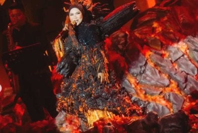 Melinda menggunakan arang sebenar bagi menghasilkan busana ikonik buat Aina Abdul pada AJL40. Foto Instagram ainaabdul