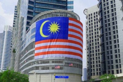 Jalur Gemilang gergasi berkibar megah di Mercu UEM.