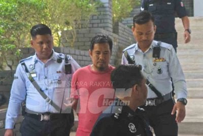 Norazlan (tengah) didakwa di Mahkamah Majistret Temerloh hari ini atas dua pertuduhan memandu secara berbahaya sehingga menyebabkan kematian dua beranak pada Jumaat lalu.