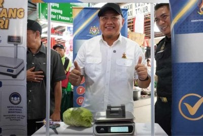Rizam (tengah) ketika merasmikan Program Pasar PATUH 2026 Peringkat Daerah Sabak Bernam di Pasar Awam Sabak Bernam pada Isnin.