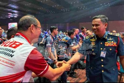 Nor Hisham (kanan) beramah mesra dengan pegawai JBPM dan peserta yang hadir dalam Hub Kemahiran Kebombaan di di Pusat Pameran dan Dagangan Antarabangsa Malaysia (MITEC), pada Selasa.