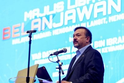 Amir Hamzah menyampaikan ucapan pembukaan pada Majlis Libat Urus Belanjawan 2027 bersama wakil-wakil kerajaan dan agensi bukan kerajaan di Kementerian Kewangan pada Selasa. Foto Bernama