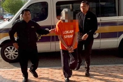 Pengarah syarikat berkenaan dibawa ke Mahkamah Majistret Ayer Keroh bagi permohonan reman pada Selasa.