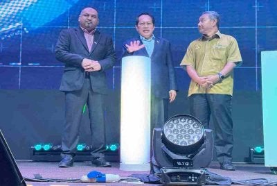 Ahmad (tengah) menyempurnakan Majlis Perasmian Konvensyen Kontraktor 2026 di Pusat Konvensyen Picca pada Selasa.