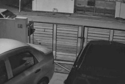 Tangkap layar video CCTV yang kedengaran ketukan beberapa kali dengan jelas di sebuah taman perumahan di Jalan Langgar, Alor Setar.