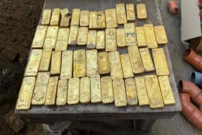 Lapan pekerja binaan terkejut selepas menemukan syiling serta jongkong emas yang dianggarkan bernilai sembilan juta euro (kira-kira RM42.3 juta). Foto: Facebook Jabatan Polis Dendermonde