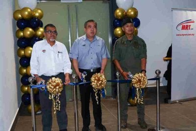Menteri Pengangkutan, Anthony Loke Siew Fook dan Mohd Shuhaily(kanan) merasmikan bilik Agensi Kawalan dan Pelindungan Sempadan Malaysia ketika tinjauan perkembangan Sistem Transit Rapid (RTS) Link Johor Bahru-Singapura di Kompleks Bersepadu Imigresen, Kastam dan Kuarantin (ICQ), Bukit Cagar pada Selasa. Foto Bernama
