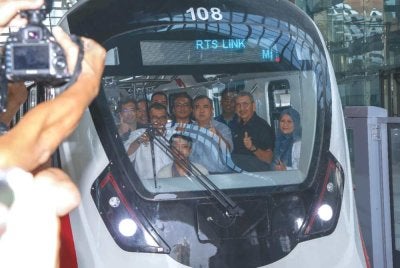 Anthony menaiki RTS Link Johor Bahru-Singapura ketika mengadakan lawatan di ICQ, Bukit Cagar pada Selasa. Foto Bernama