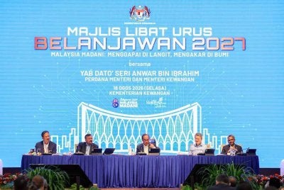 Anwar (tengah) bersama wakil kerajaan dan agensi bukan kerajaan pada Majlis Libat Urus Belanjawan 2027 di Kementerian Kewangan pada Selasa. FOTO: Bernama 