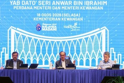 Anwar (tengah) ketika sesi libat urus bersama wakil kerajaan dan agensi bukan kerajaan di Kementerian Kewangan pada Selasa. Foto Bernama