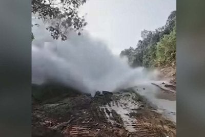 Tangkap layar gambar paip pecah berhampiran Tanah Perkuburan Bukit Rangin, Kuantan pada Selasa menyebabkan 50,000 akaun pengguna terjejas.
