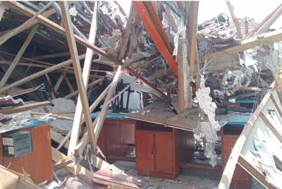 Keadaan bumbung SMK Juasseh yang Runtuh. Foto: Ihsan Bomba