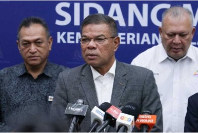 Saifuddin Nasution (tengah) bercakap pada sidang media selepas Majlis MoU antara JIM dan MCMC di Kompleks Setia Perkasa. - Foto Bernama