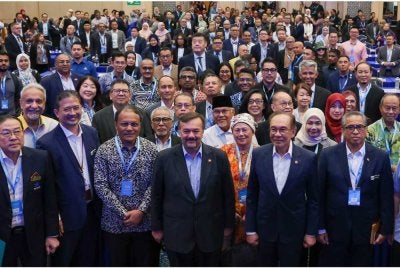 Anwar (dua dari kanan) yang juga Menteri Kewangan bergambar bersama wakil kerajaan dan Agensi Bukan Kerajaan yang hadir ke Majlis Libat Urus Belanjawan 2027 “Malaysia Madani: Mengapai Di Langit, Mengadap Di Bumi” di Kementerian Kewangan. Foto Bernama