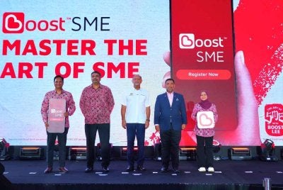 Gobind Singh (tengah) bersama barisan pengurusan Boost pada pelancaran Boost SME di KL Sentral pada Selasa. FOTO: Mohd Halim Abdul Wahid