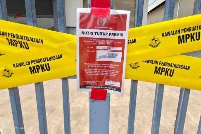 Premis ini diarah ditutup selepas didapati memasang bendera Malaysia dan negeri Johor secara terbalik