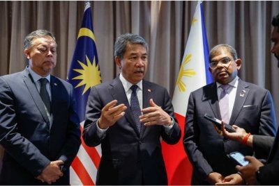 Mohamad (tengah) ketika ditemui media selepas Mesyuarat Suruhanjaya Bersama (JCM) Malaysia-Filipina kesembilan di Jabatan Hal Ehwal Luar Filipina pada Selasa. Foto Bernama