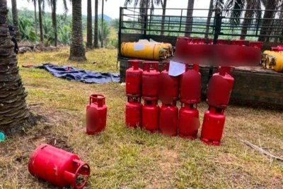 Antara tong gas LPG yang disita oleh KPDN Kedah dalam serbuan di Baling pada Isnin. FOTO: KPDN