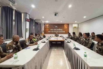 Pegawai dari Balai Polis Hatyai mengadakan pertemuan susulan peserta konvoi dari Malaysia yang didakwa dikenakan saman atas kesalahan lalu lintas oleh pihak berkuasa Thailand. Foto Facebook Balai Polis Hatyai