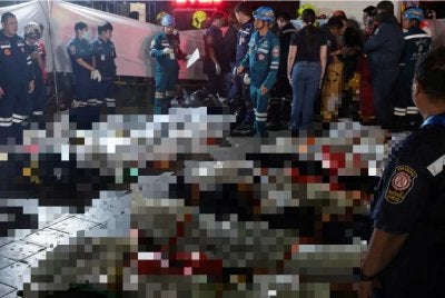 Mangsa korban di pub Rong Beer Na Lat Phrao di daerah Chatuchak, utara Bangkok, sejurus sebelum tengah malam pada 13 Julai lalu. - Gambar fail Agensi