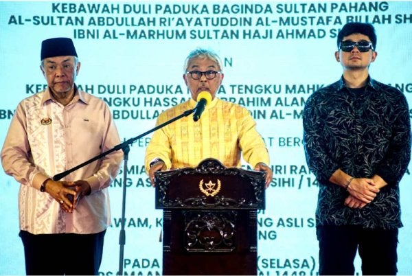 Al-Sultan Abdullah Ri'ayatuddin Al-Mustafa Billah Shah berkenan menyampaikan Titah Diraja ketika berangkat menyempurnakan Program Kenduri Rakyat sempena sambutan Hari Orang Asli 2026 di Padang Awam, Kampung Orang Asli Sungai Mok. Foto Bernama 
