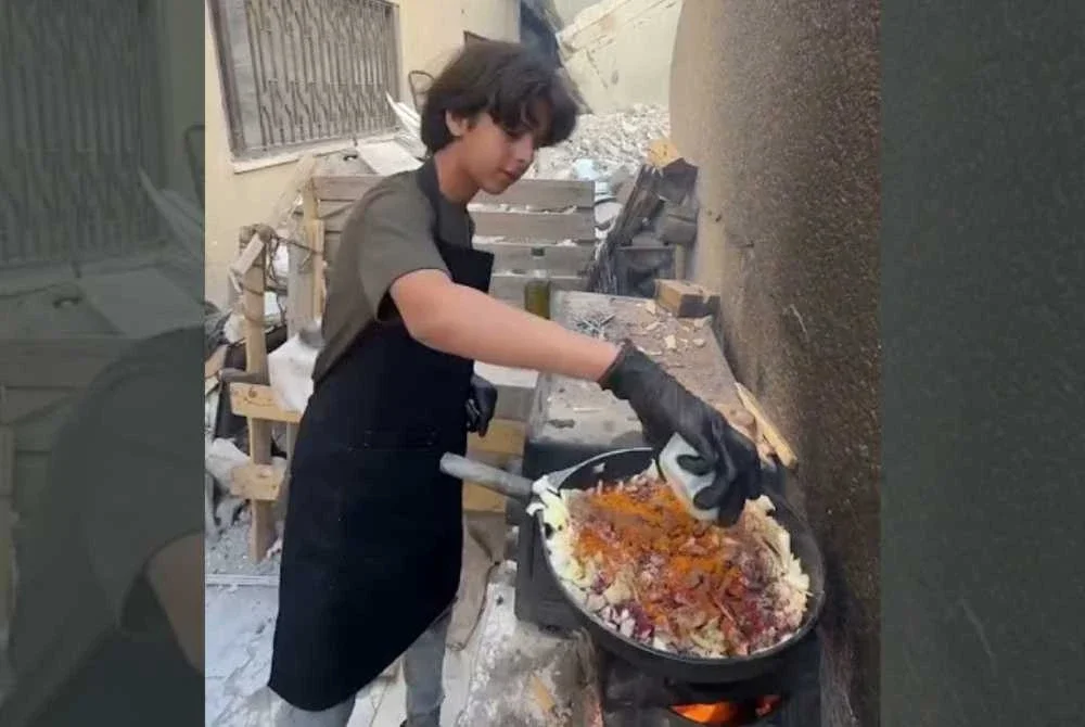 Cef muda memasak di tengah runtuhan di Gaza Cef muda memasak di tengah runtuhan di Gaza