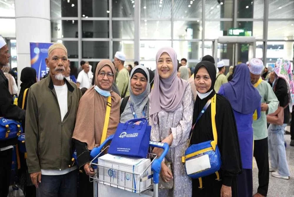 Ida Riswana menyambut kepulangan jemaah haji KT014B - FOTO: Andalusia