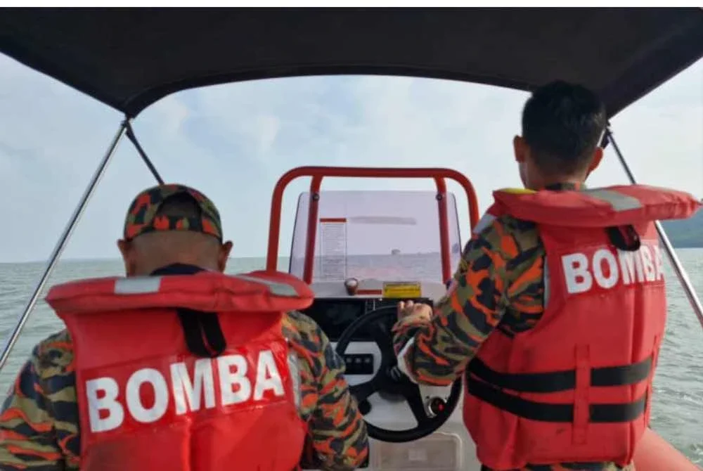 Pasukan bomba terpaksa menggunakan bot untuk ke lokasi bagi operasi memadam kebakaran di perkampungan atas air Pulau Nunuyan Laut, Sandakan.