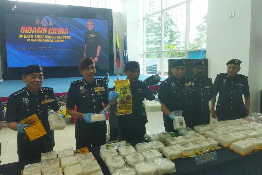 Fadil Marsus (empat dari kanan) menunjukkan dadah yang dirampas di sebuah kondominium di Brickfields pada 9 Ogos lalu.