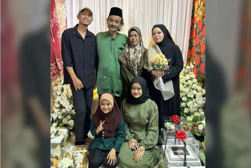 Shaik Mohd Firdaus (berdiri, dua dari kiri) dan dua anaknya Siti Nor Sazlin (duduk, kanan) dan Siti Darwisyah (duduk, kiri) maut dalam kemalangan di persimpangan lampu isyarat Maju Junction, Jalan Sultan Ismail awal pagi Rabu.