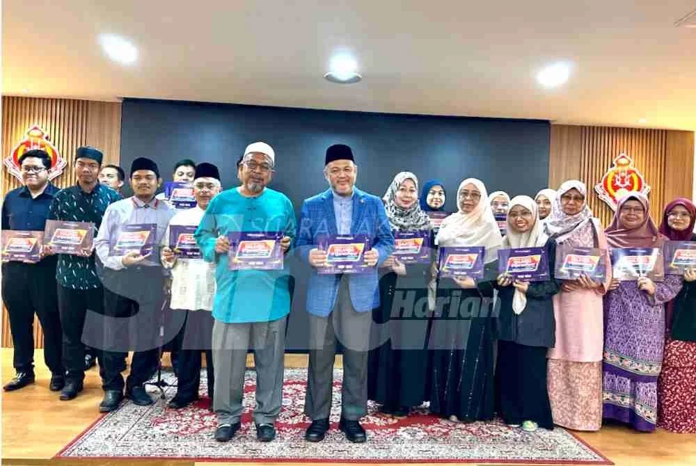 Muhammad Hana Pizi (enam dari kiri) dan kakitangan di MAIK menyatakan sokongan kepada MQH yang akan berlangsung pada hujung bulan ini. 