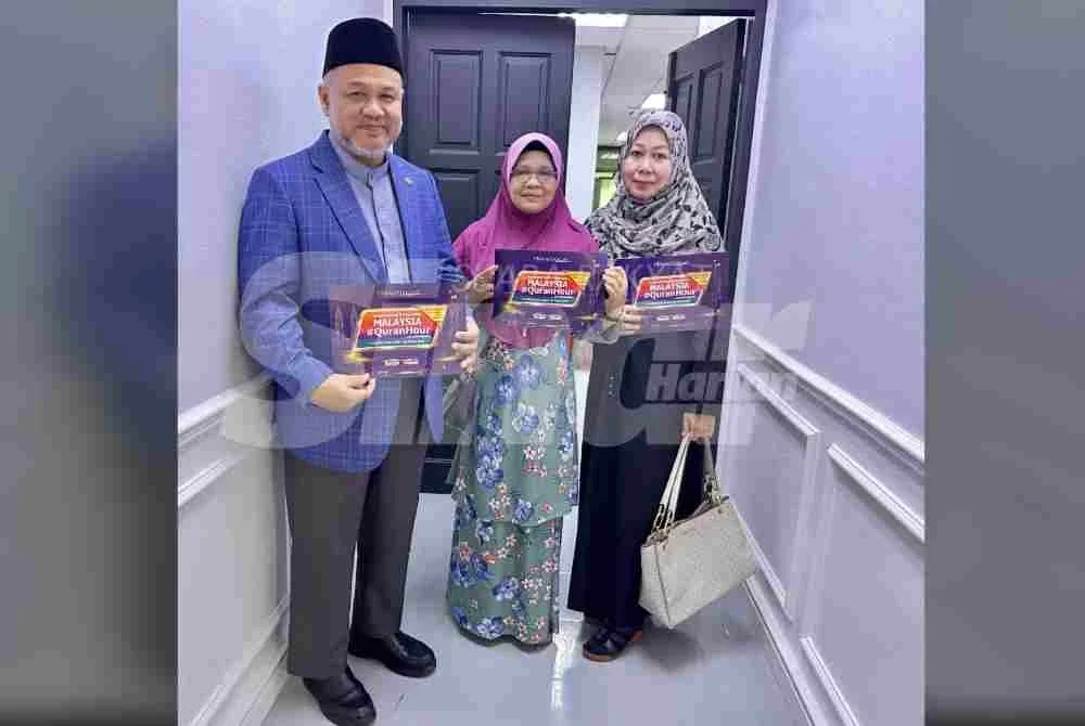Muhammad Hana Pizi (kiri) bersama wakil PRNNK menunjukkan risalah MQH.