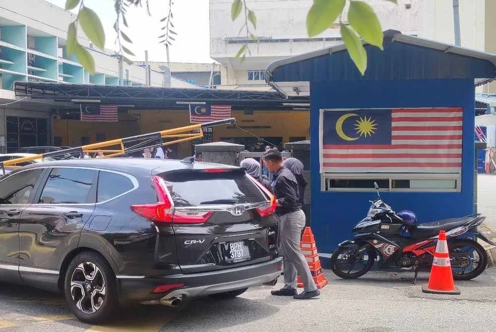 Warga JIM Kuala Lumpur hadir menziarahi keluarga mangsa kemalangan maut di IPFN HKL pada Rabu.