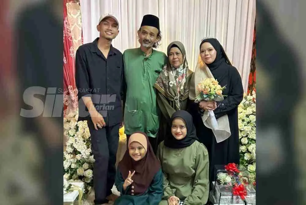 Shaik Mohd Firdaus (berdiri, dua dari kiri) dan dua anaknya Siti Nor Sazlin (duduk, kanan) serta Siti Darwisyah (duduk, kiri) maut dalam kemalangan di persimpangan lampu isyarat Maju Junction, Jalan Sultan Ismail awal pagi Rabu.