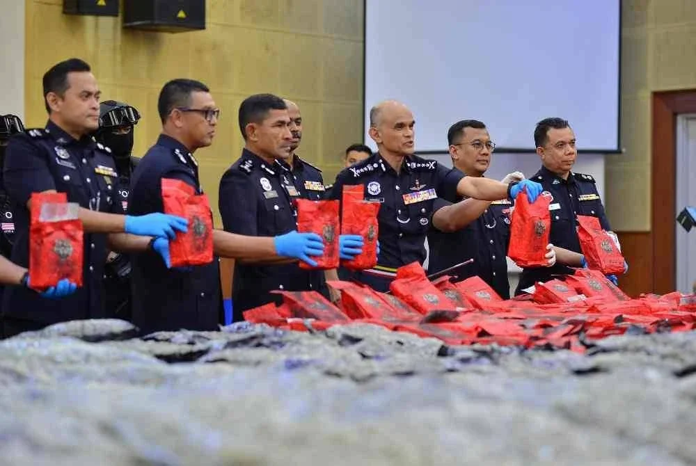 Shazeli menunjukkan antara dadah yang dirampas menerusi siri operasi dijalankan.