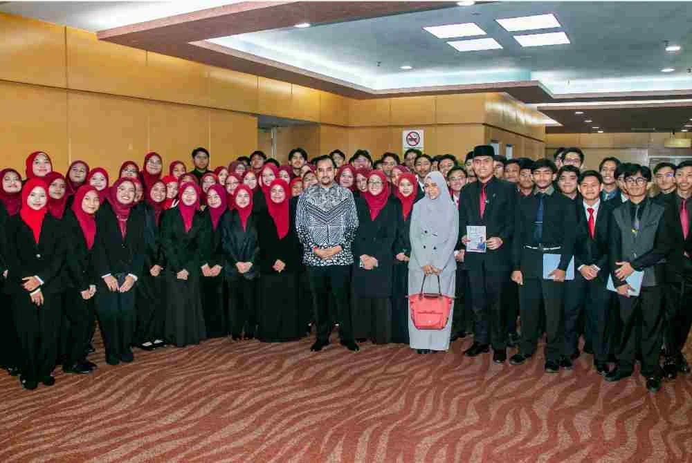 Asyraf Wajdi bergambar bersama para penerima tajaan pada Program Pra-Pelepasan Tajaan MARA ke Luar Negara Perdana 2026, pada Rabu. Bernama