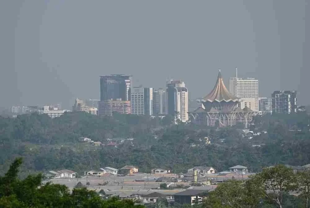 Tujuh kawasan di Sarawak merekodkan bacaan Indeks Pencemaran Udara (IPU) pada tahap tidak sihat akibat jerebu rentas sempadan setakat jam 4 petang ini. Foto fail Bernama 