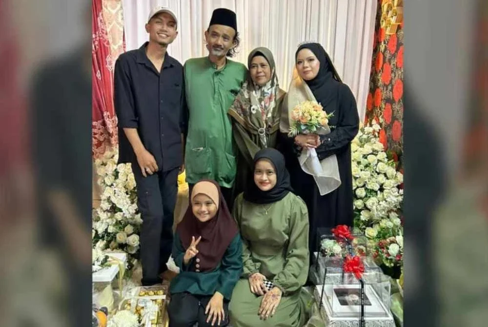 Shaik Mohd Firdaus (berdiri, dua dari kiri) dan dua anaknya Siti Nor Sazlin (duduk, kanan) serta Siti Darwisyah (duduk, kiri) maut dalam kemalangan di persimpangan lampu isyarat Maju Junction, Jalan Sultan Ismail awal pagi Rabu.