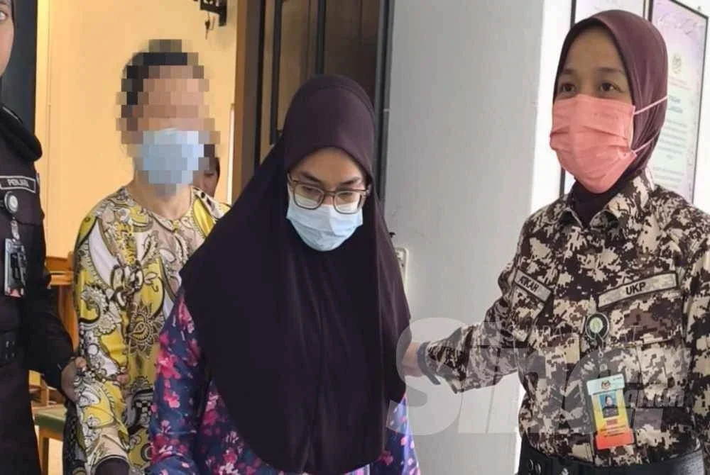Ismanira (dua dari kanan) dibawa selepas prosiding di Mahkamah Tinggi Shah Alam pada Rabu selesai.