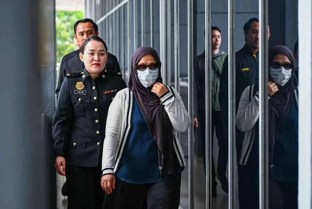 Ketua Pegawai Kewangan (CFO) sebuah universiti swasta di Nilai, Noraini Aripin (kanan) mengaku tidak bersalah di Mahkamah Sesyen di sini hari ini atas pertuduhan pecah amanah wang syarikat berjumlah RM6.56 juta, sejak Sept 2025 hingga April lepas.
Noraini, 55, membuat pengakuan itu selepas pertuduhan terhadapnya dibacakan di hadapan Hakim Datin M. Kunasundary Marimuthu. Foto Bernama