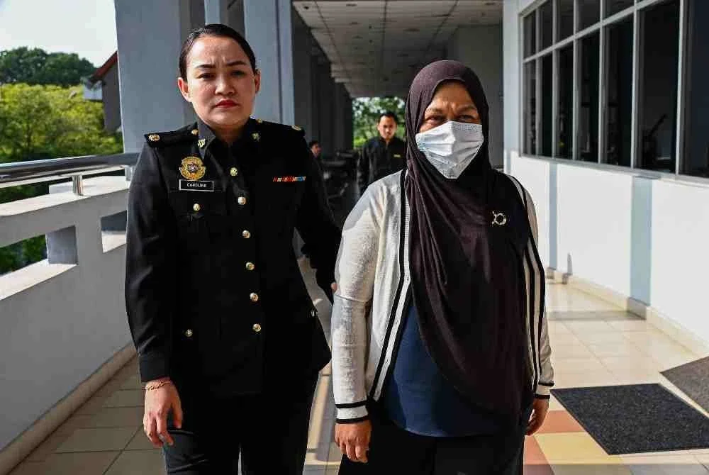 Ketua Pegawai Kewangan (CFO) sebuah universiti swasta di Nilai, Noraini Aripin (kanan) mengaku tidak bersalah di Mahkamah Sesyen di sini hari ini atas pertuduhan pecah amanah wang syarikat berjumlah RM6.56 juta, sejak Sept 2025 hingga April lepas. Foto Bernama